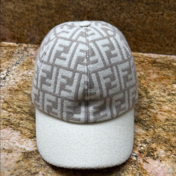 Fendi Beige cashmere and Off-White Logo Cap - Picture 1 of 7